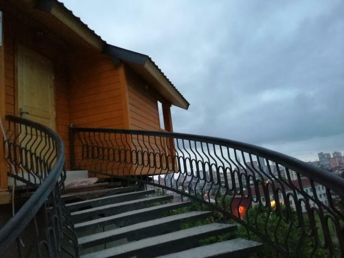 Деревянный Котеж The 1 С Выдом На Город Batumi Exterior foto